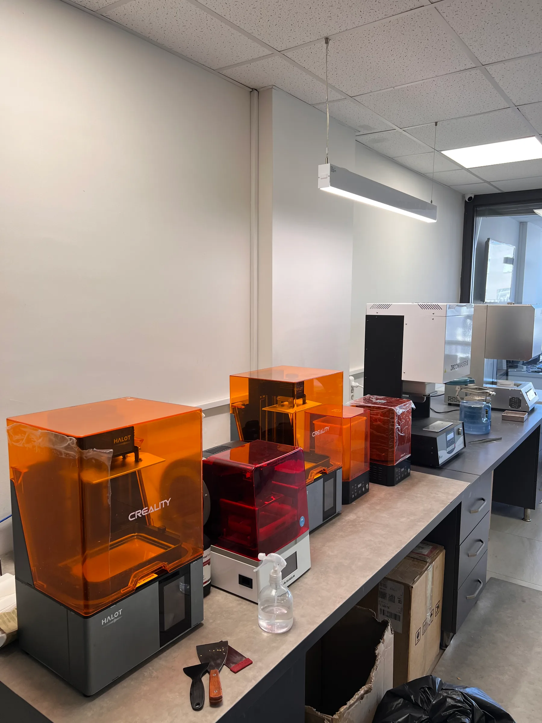 Werkbank met 3D-printers