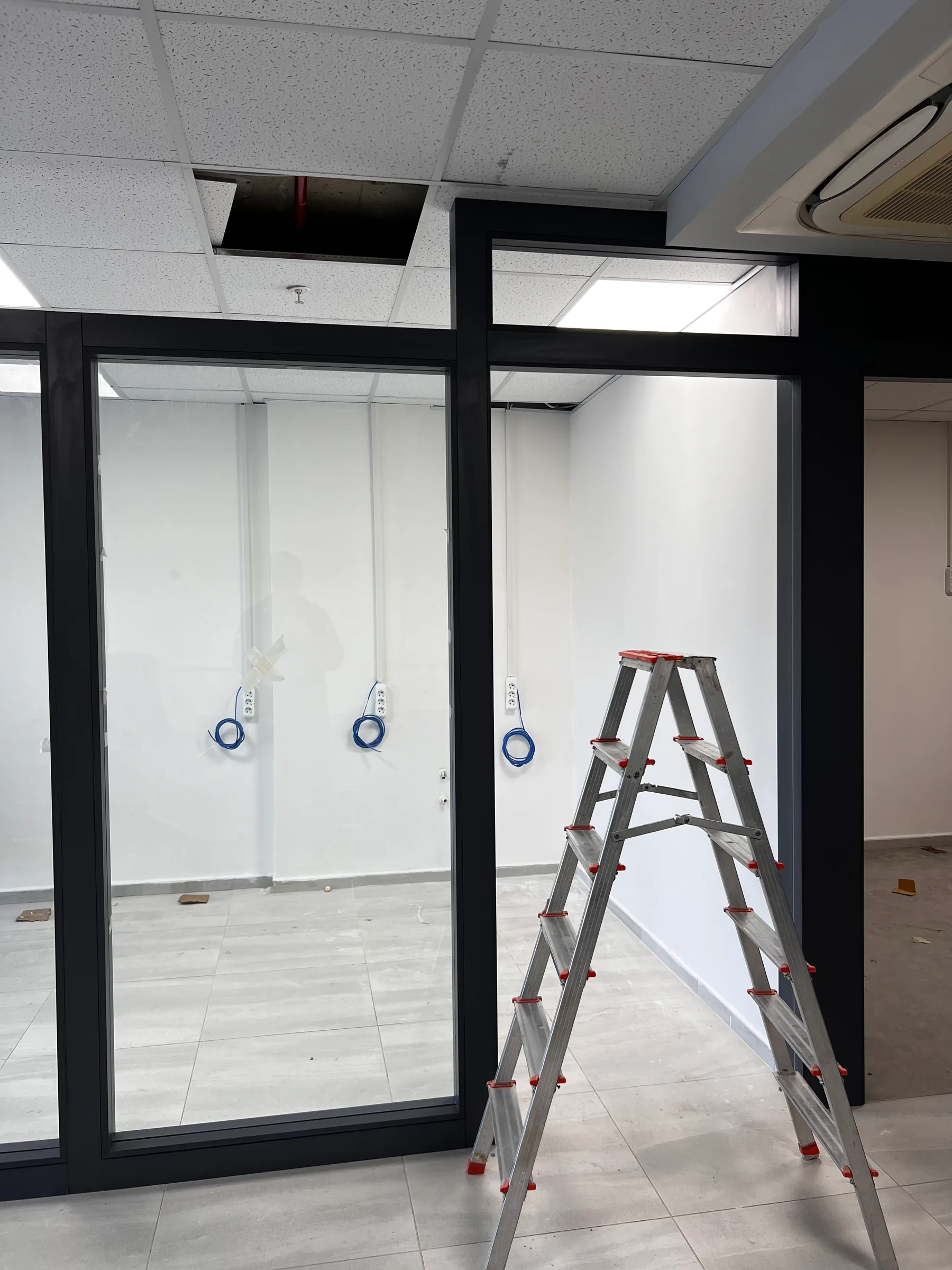 Glazen scheidingswanden in aanbouw