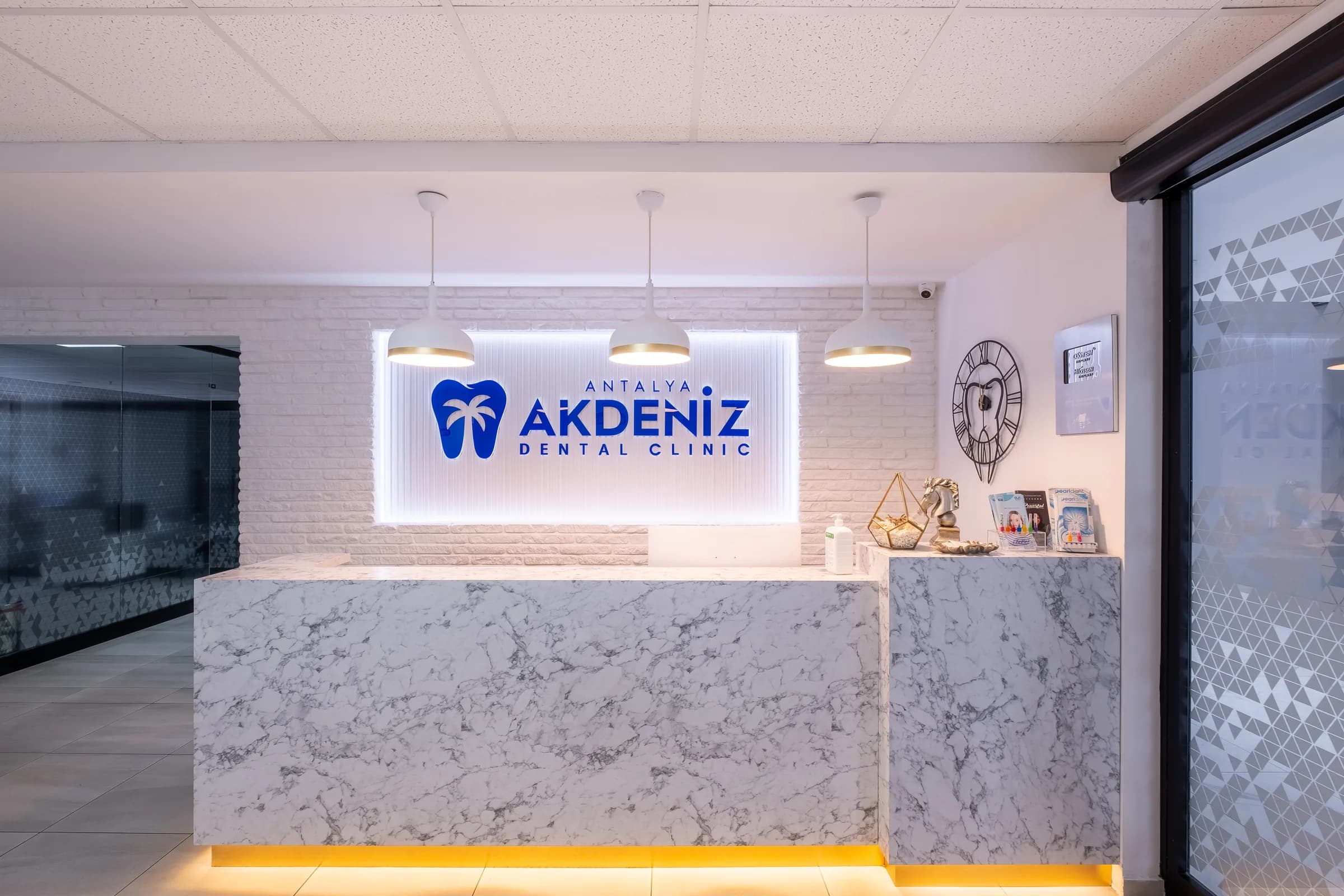 Receptiebalie in marmerlook met verlicht logo