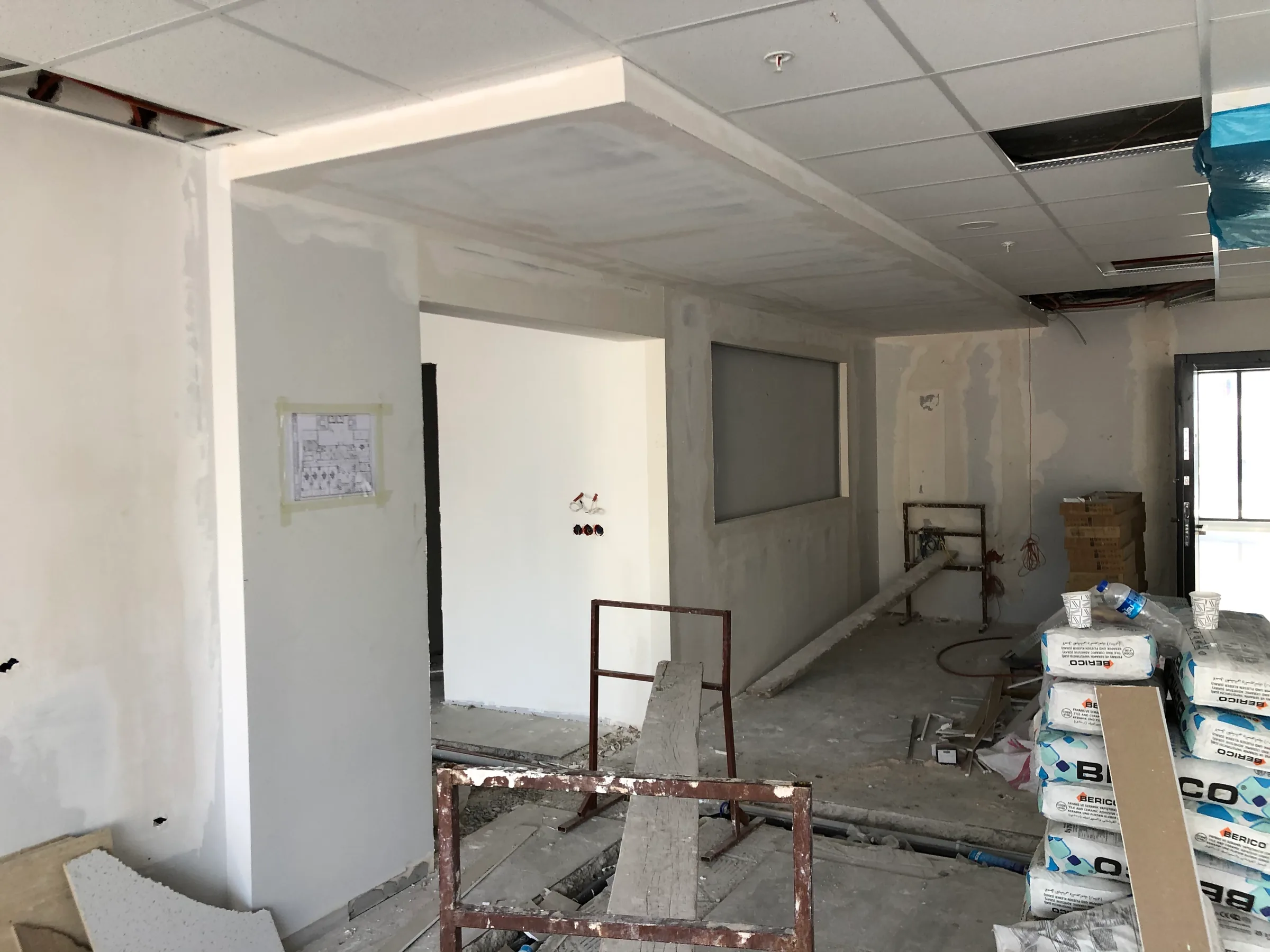 Wanden en plafonds tijdens de afbouw