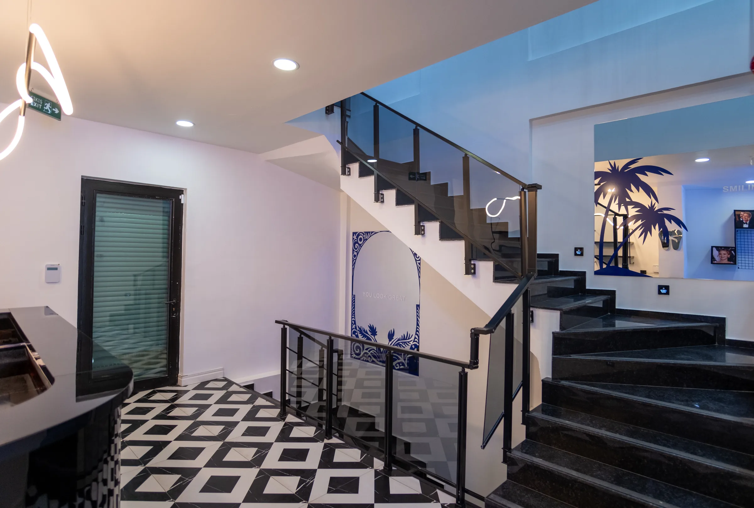 Trappenhuis met glazen balustrade en zwarte treden