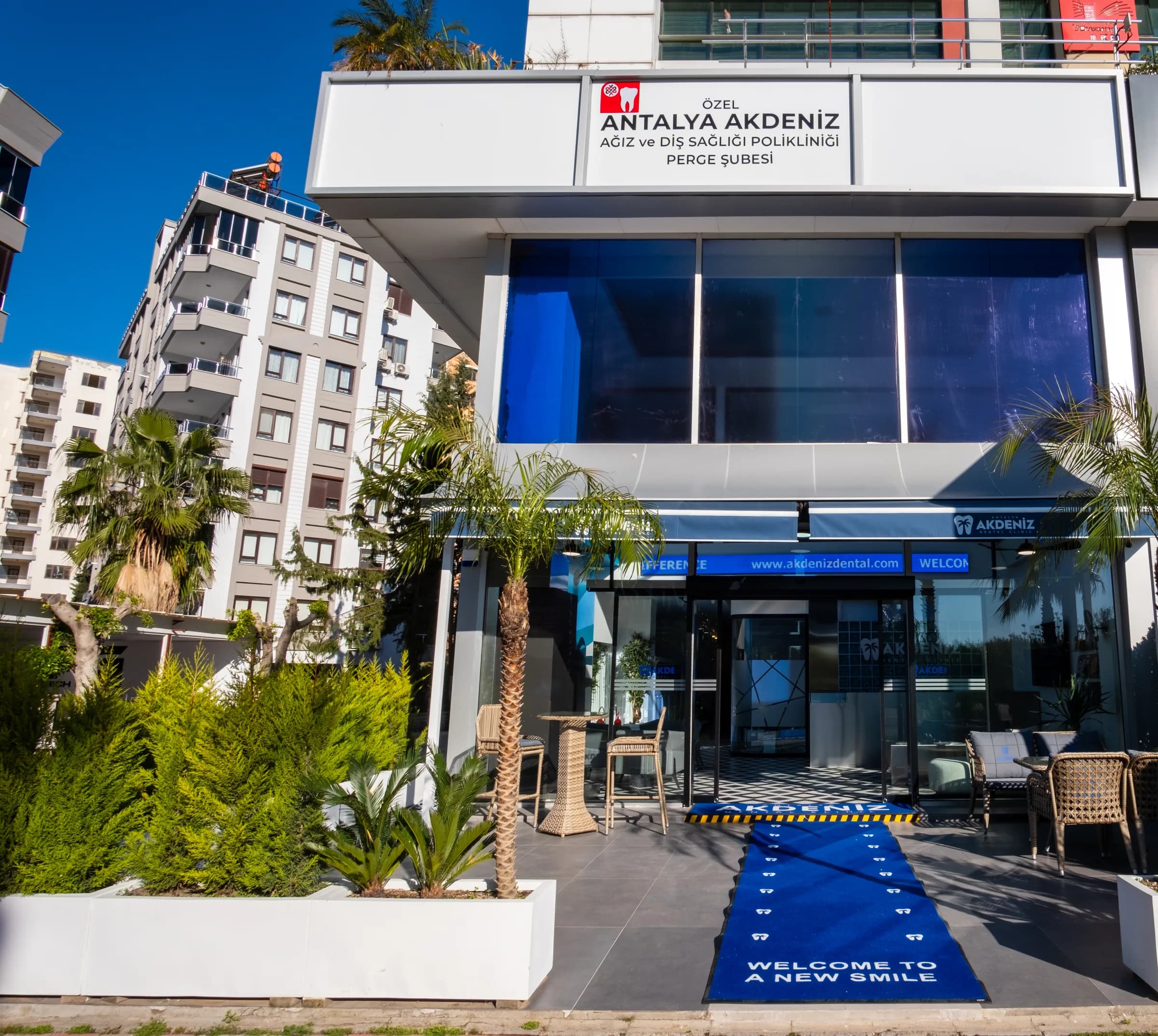 Gevel en entree van de kliniek aan de Perge Bulvarı