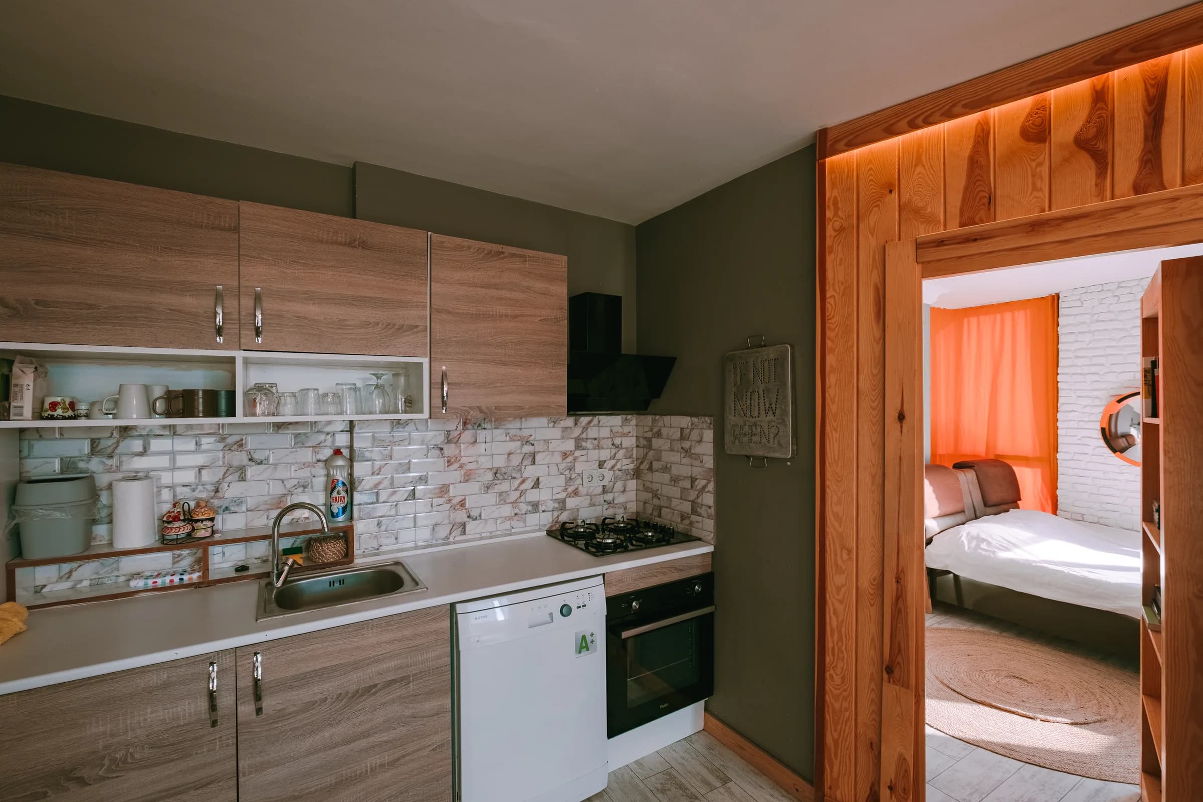 Keuken met doorzicht naar de slaapkamer