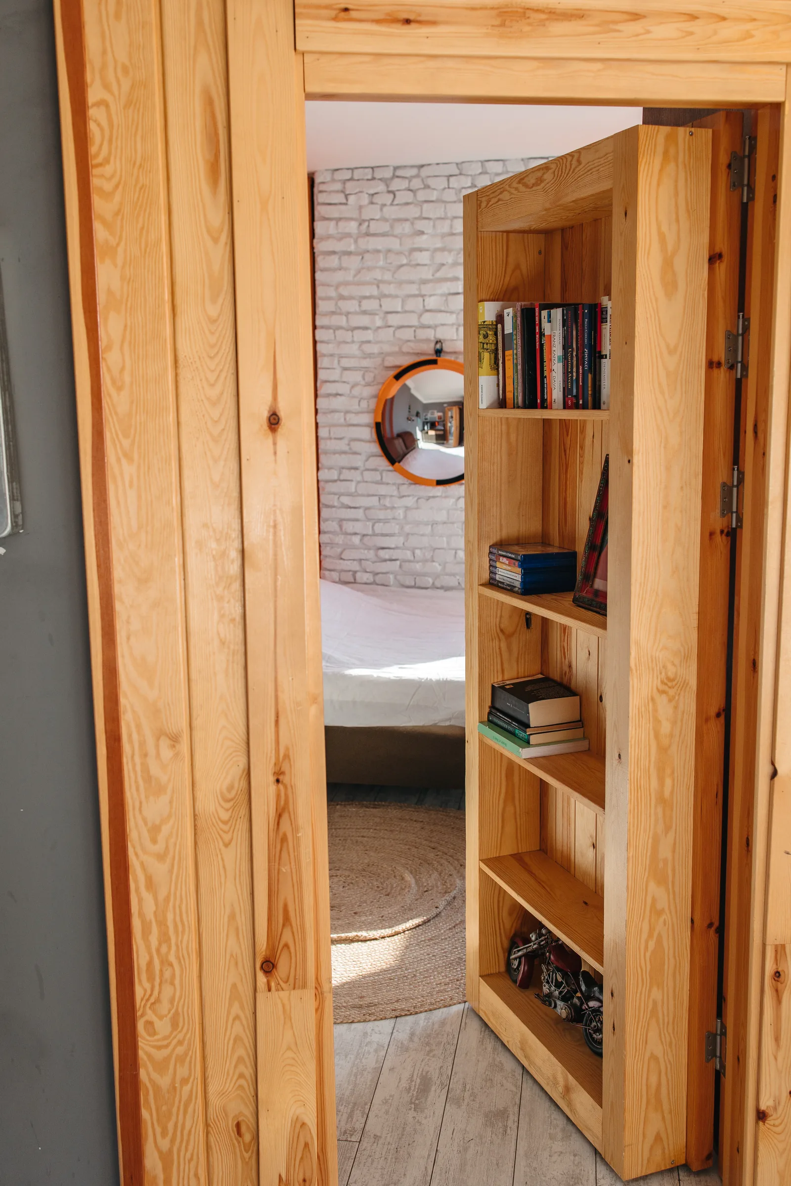 Boekenkast die als deur naar de slaapkamer opengaat