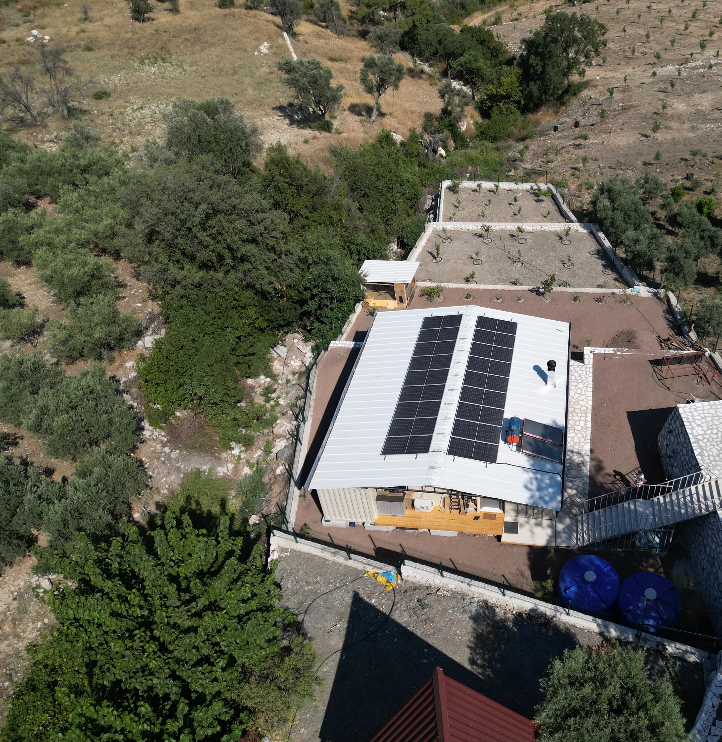 Luchtfoto van de woning met zonnepanelen op het dak