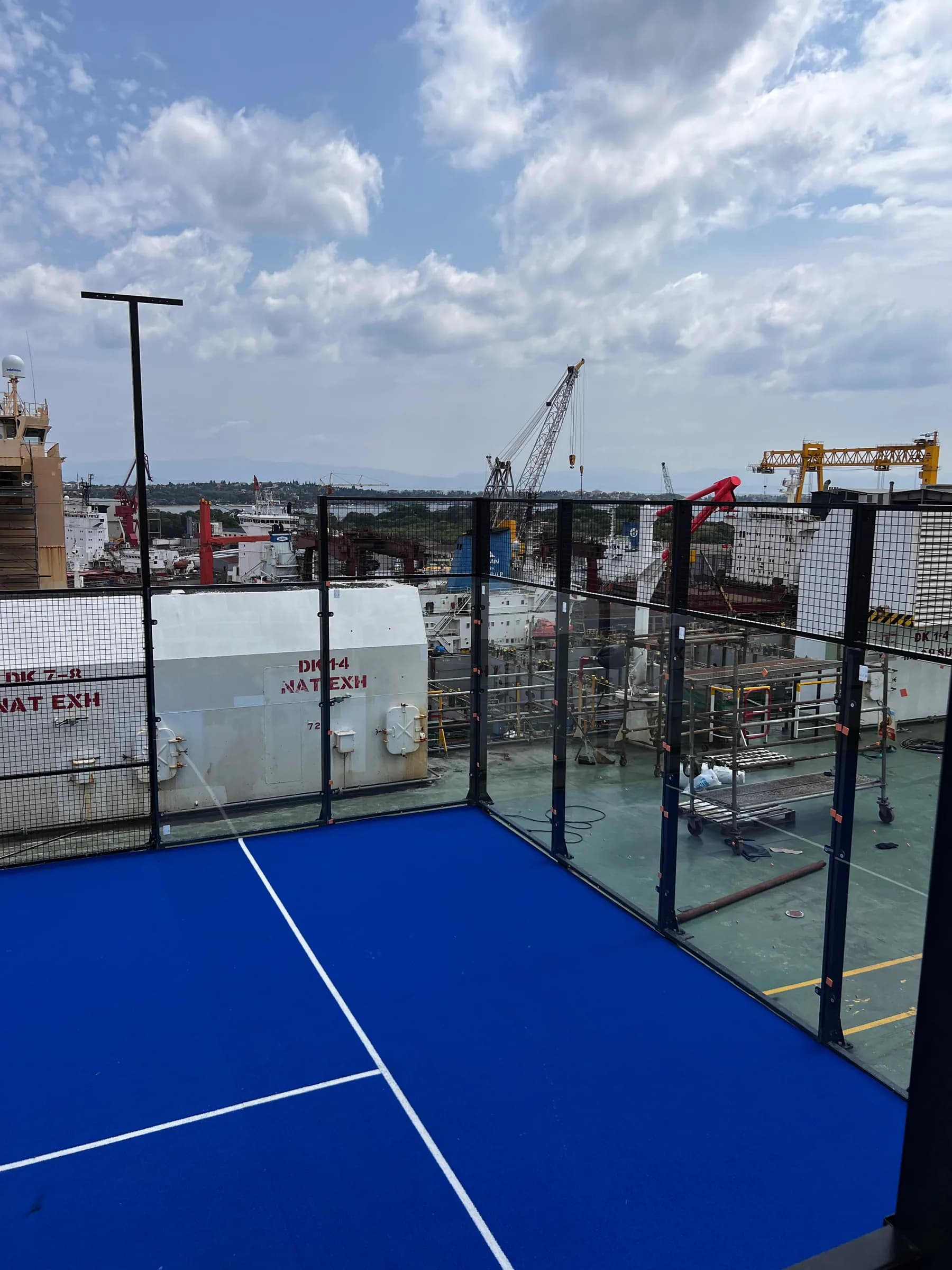 Speelveld met glazen wanden en hekwerk