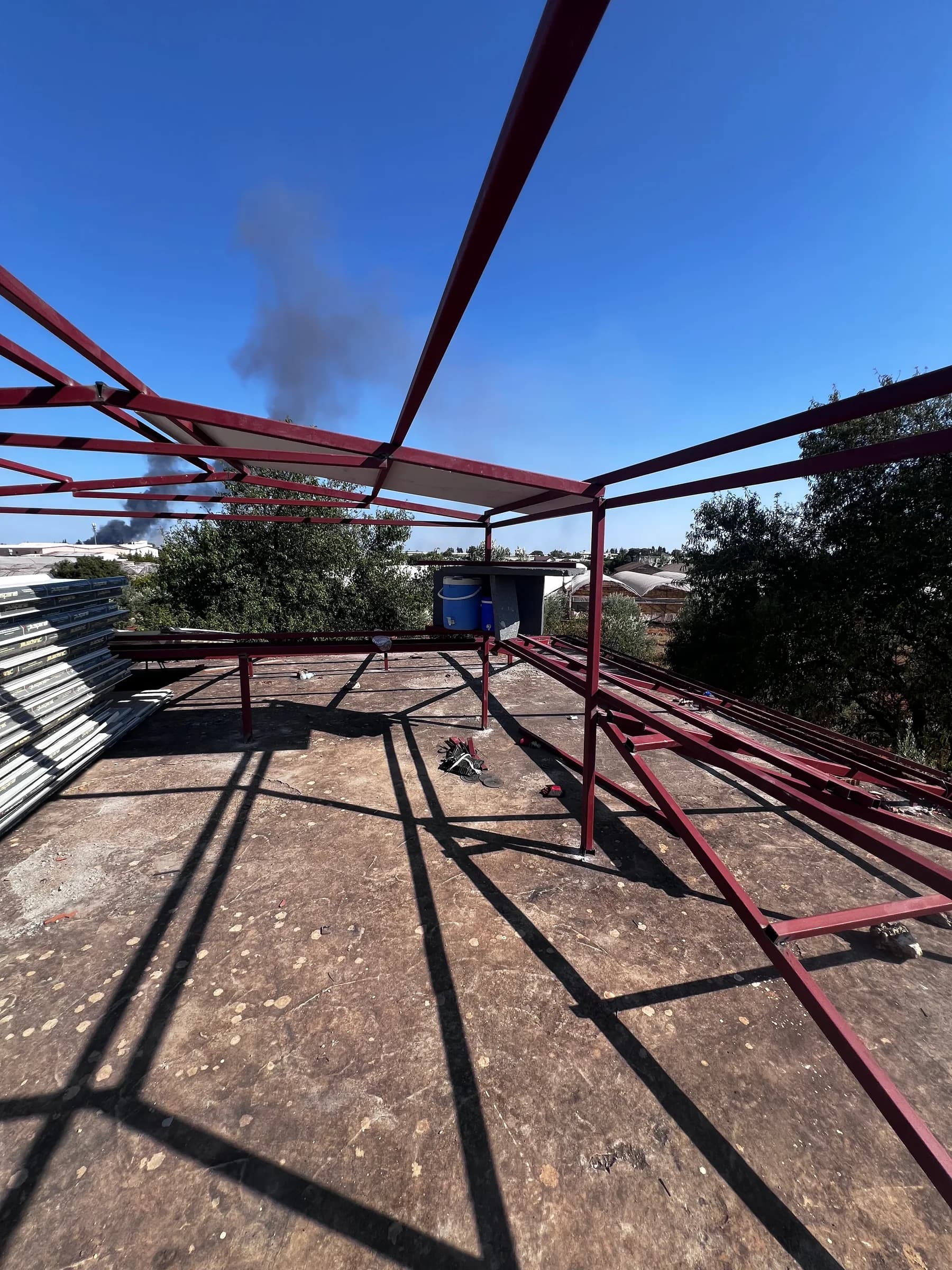 Nieuwe stalen dakconstructie in aanbouw