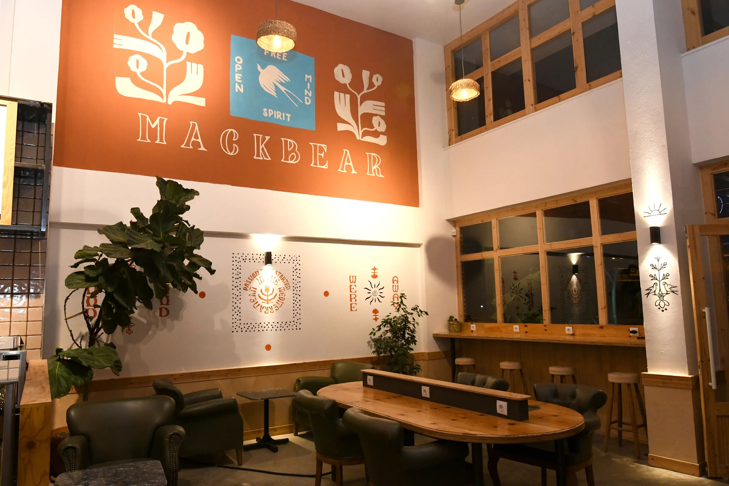 Zitruimte onder de hoge vide met grafische wandschildering