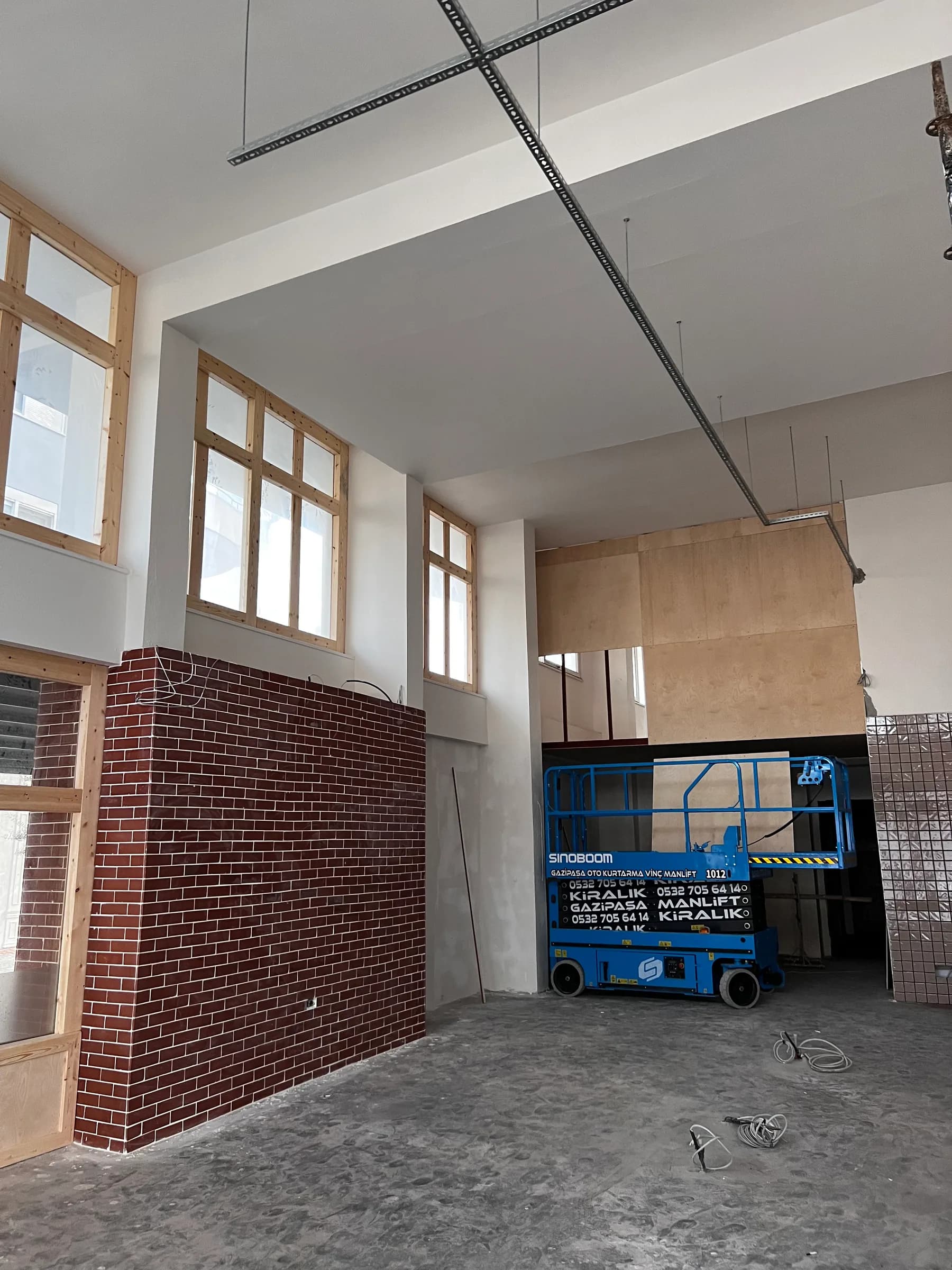 De hoge ruimte tijdens de bouw, met hoogwerker