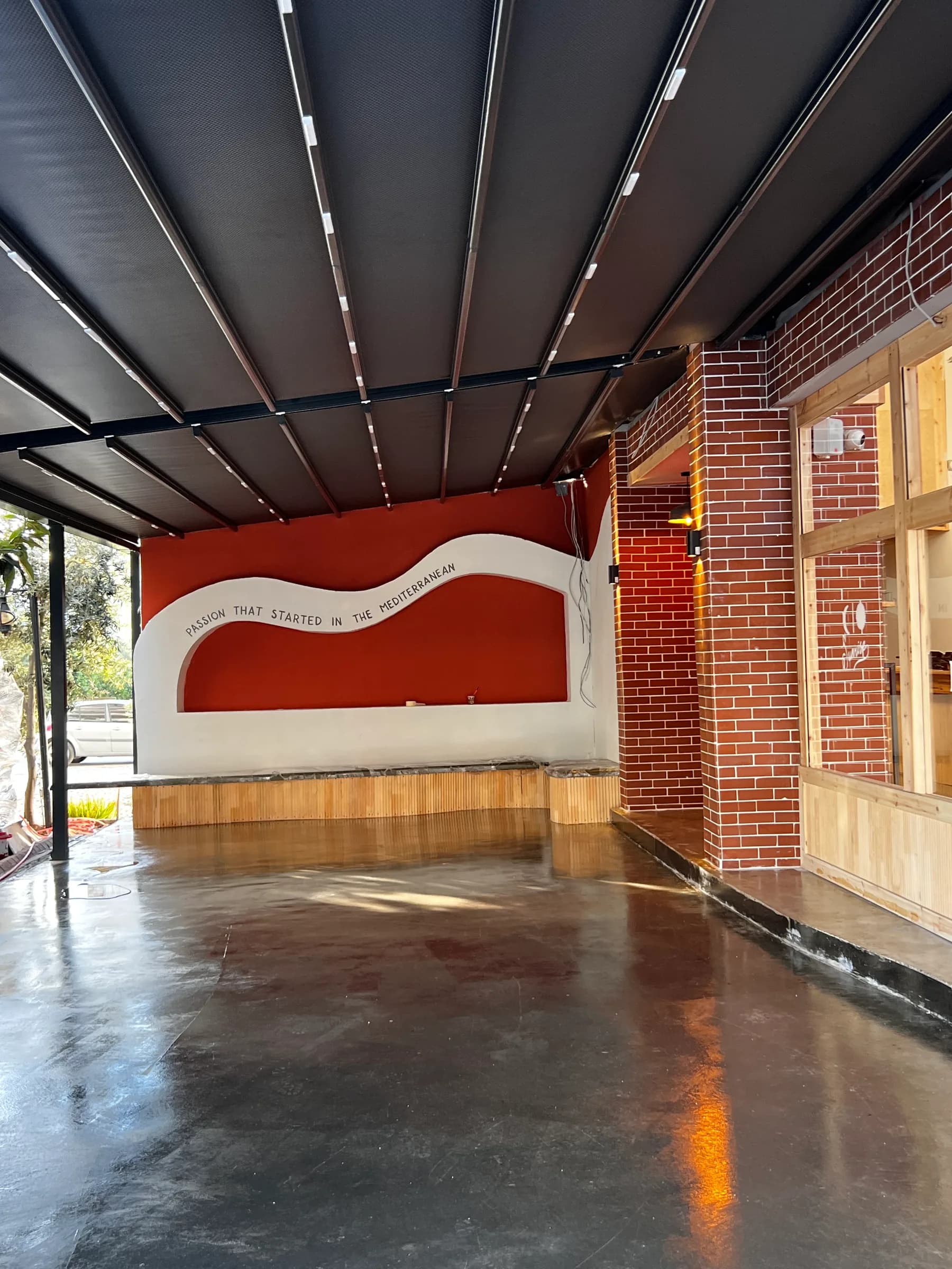 Overdekt terras met pergola voor de inrichting