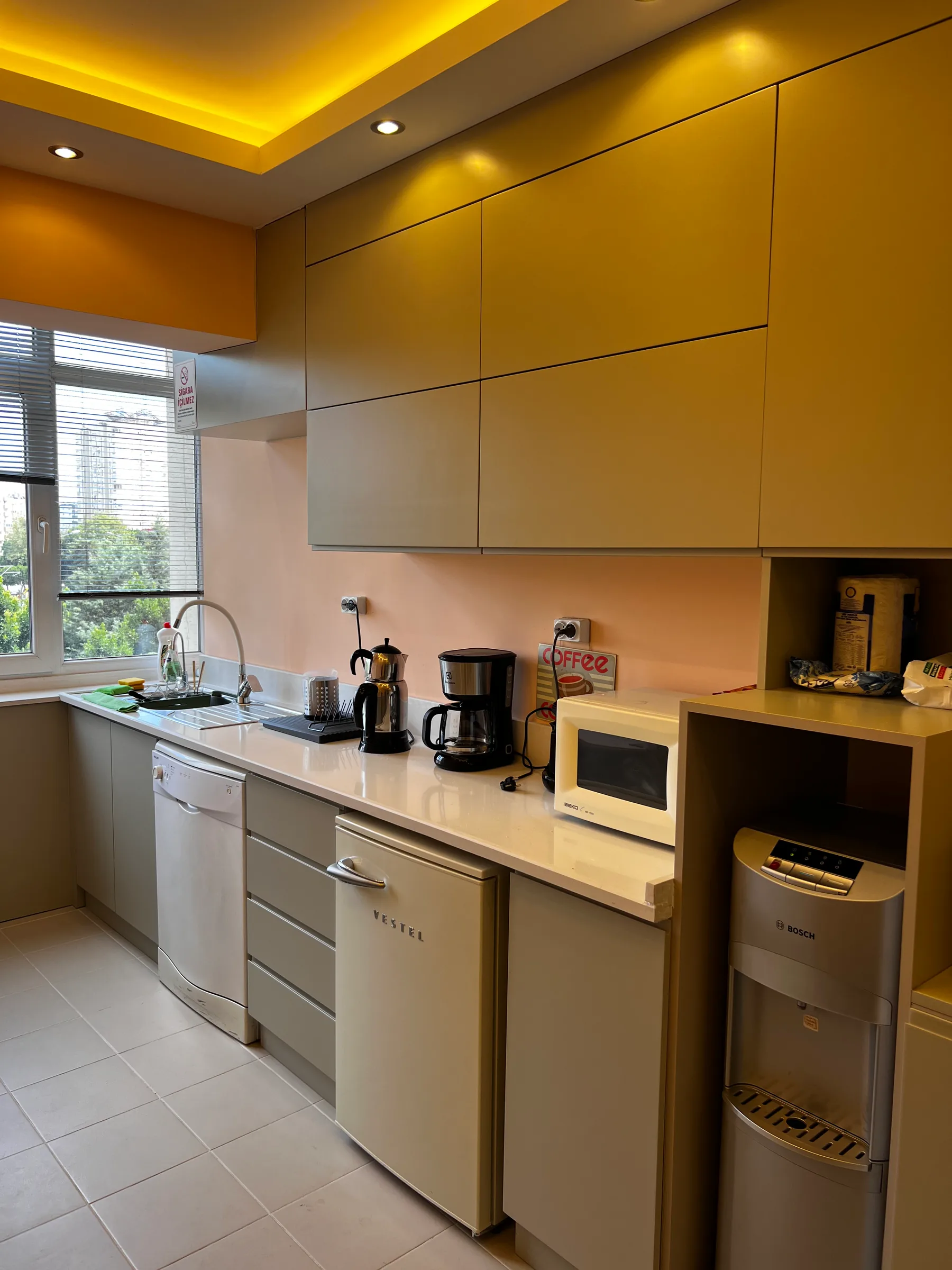 Keuken in de ontvangstruimte met zalmkleurige wand