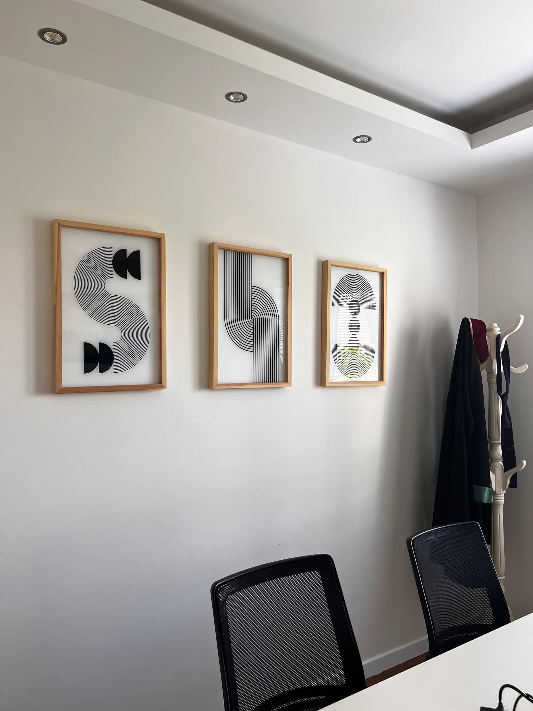 Vergaderruimte met ingelijste prints