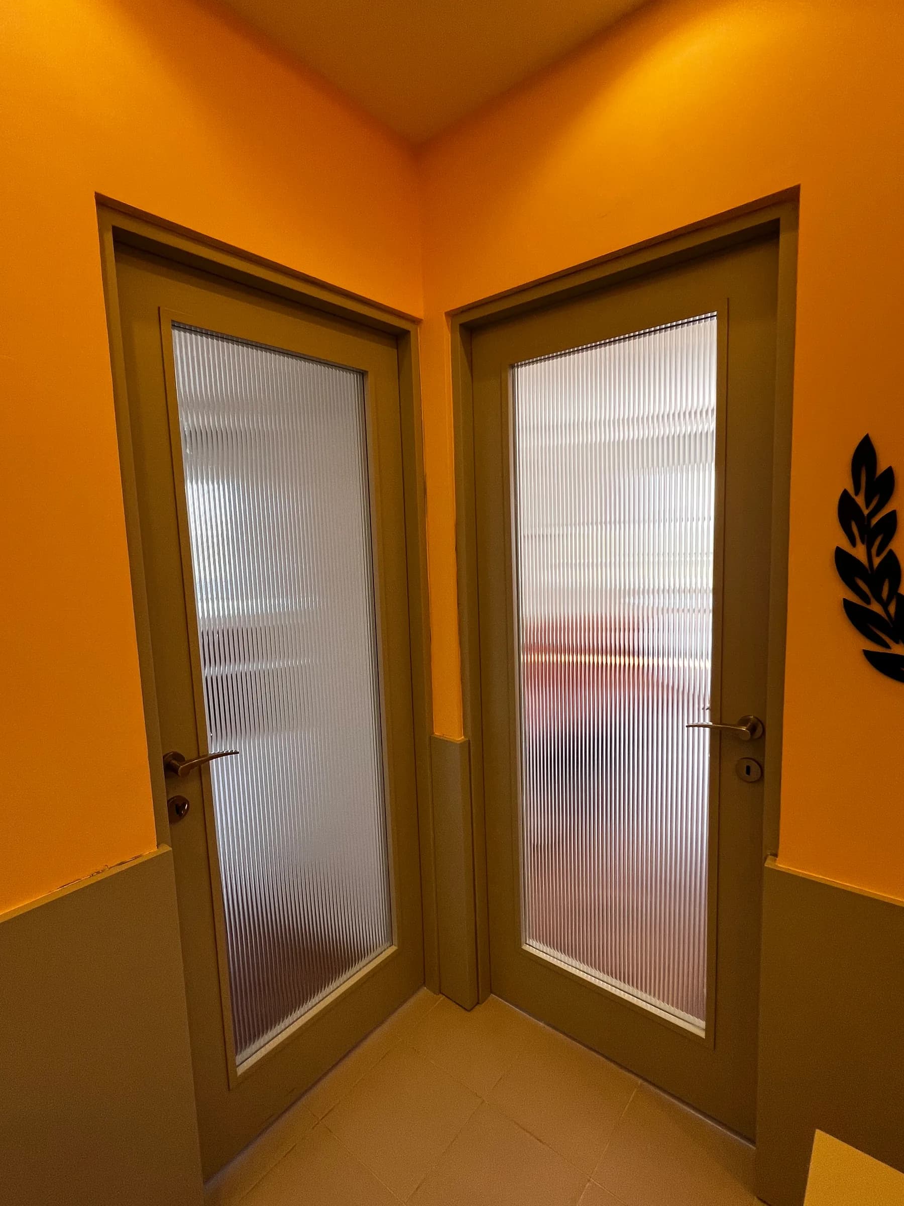 Glazen deuren in de oranje ontvangsthal