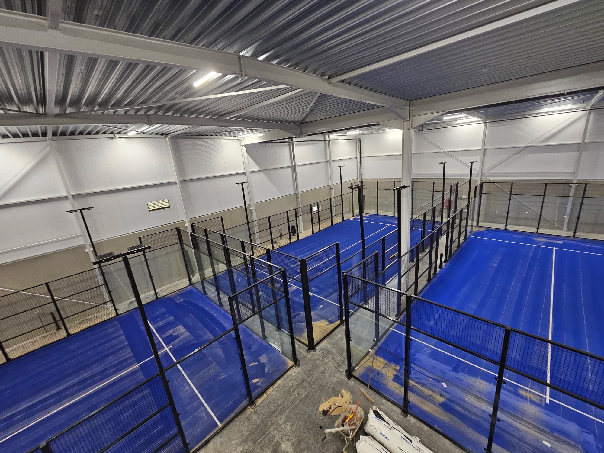 Padelbanen — indoor accommodatie België — Padelbaan installatie, België