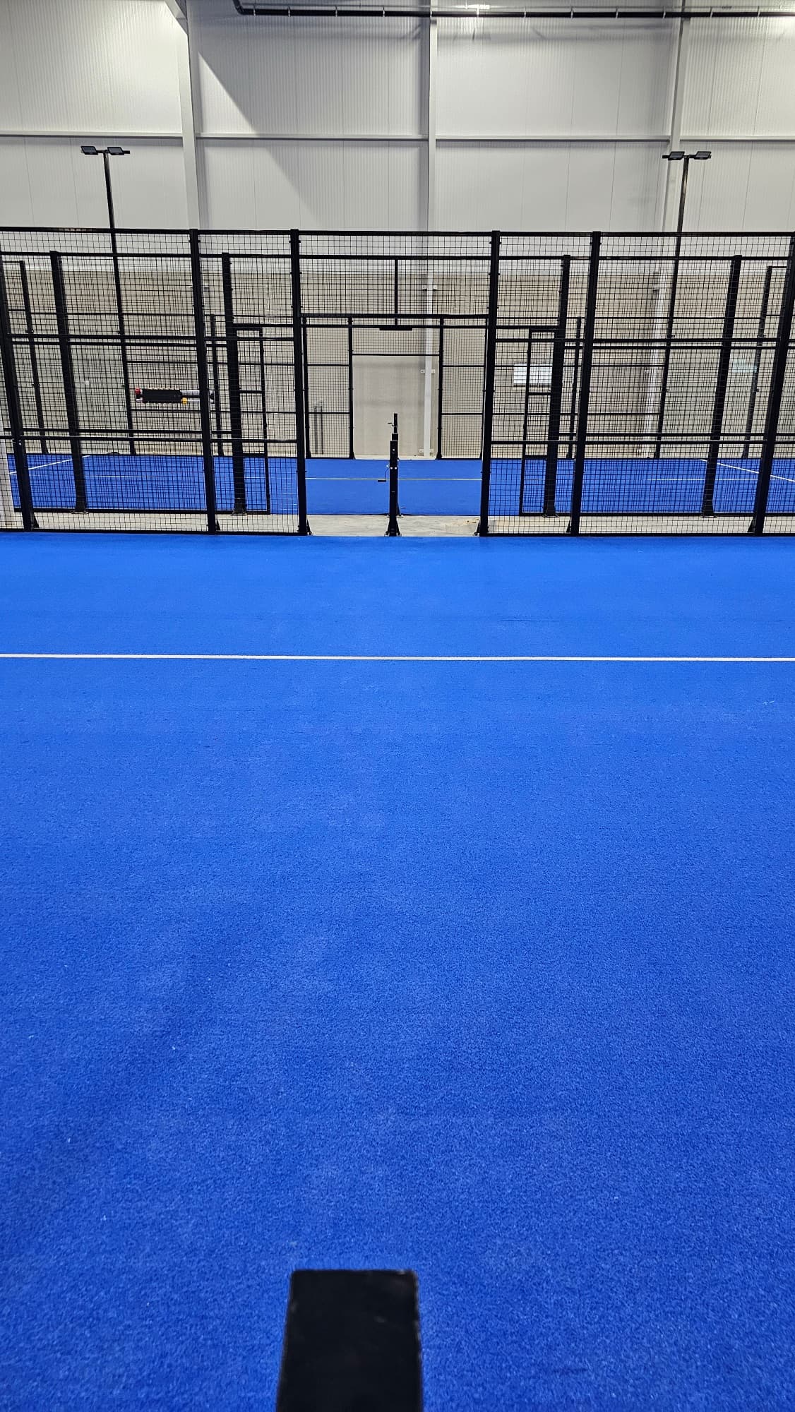 Speelveld van een padelbaan indoor, close-up