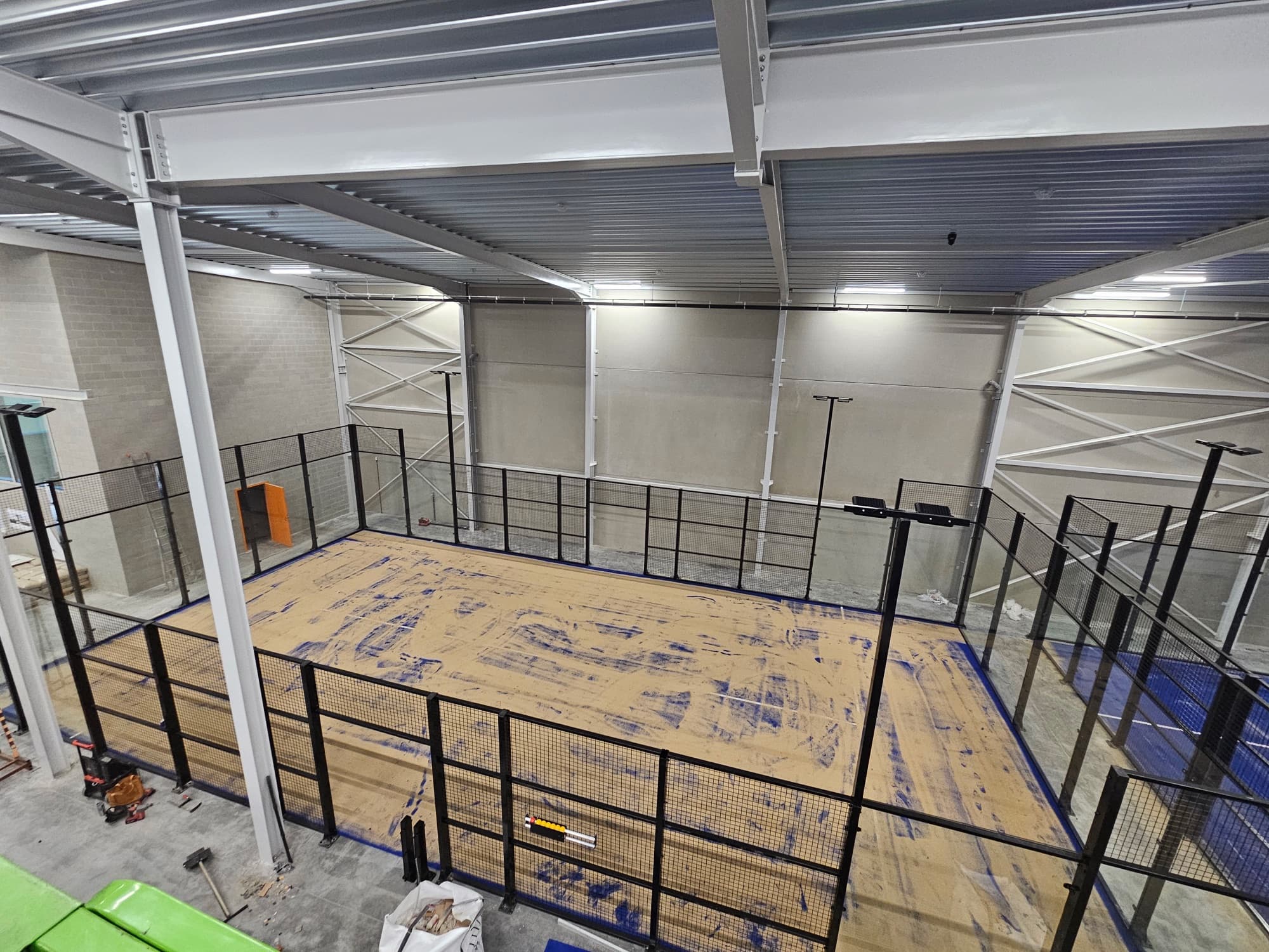 Constructie en houten ondervloer van de padelbaan voor afmontage