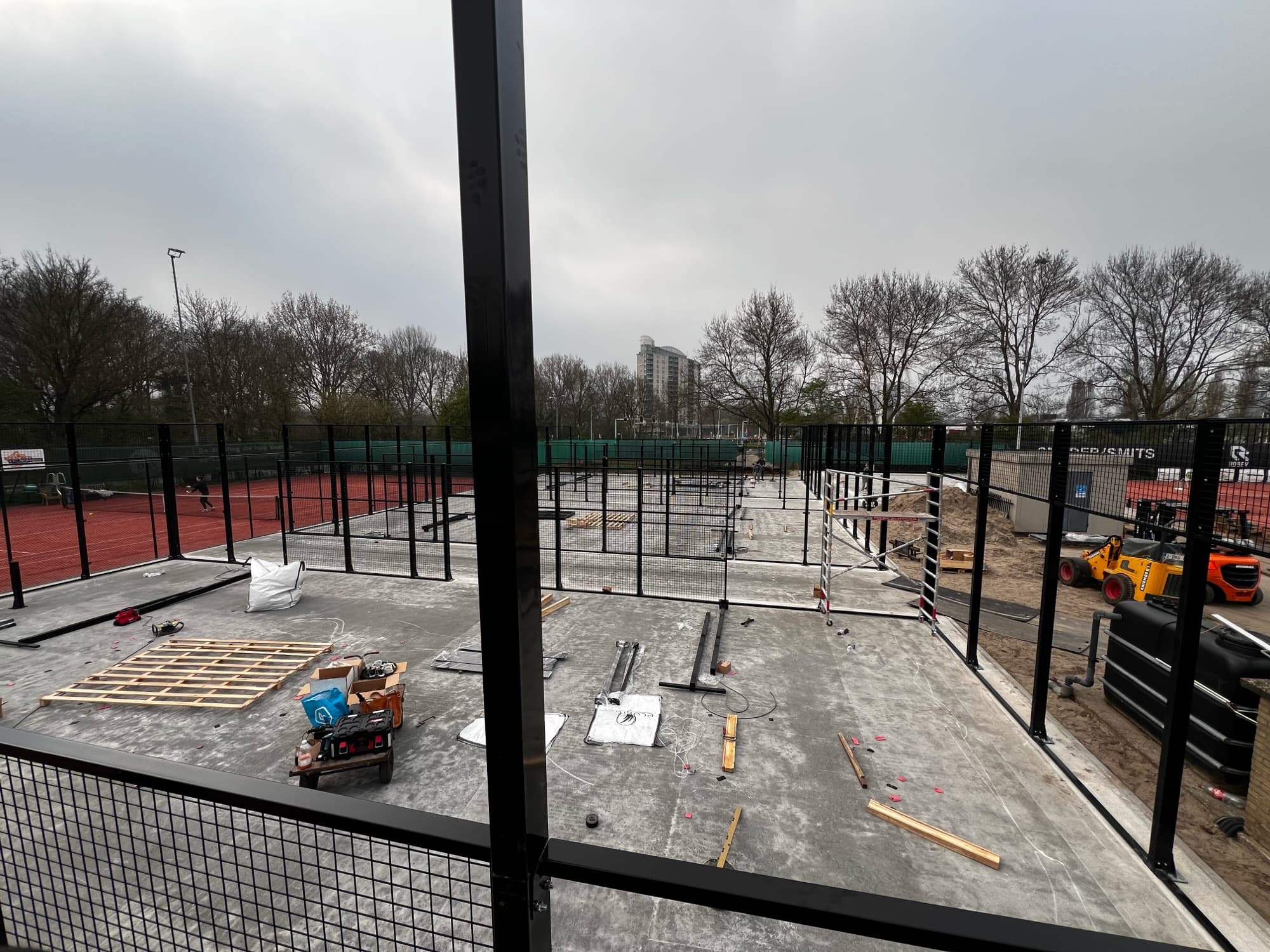 Padelbaan tijdens de constructiefase op de sportlocatie