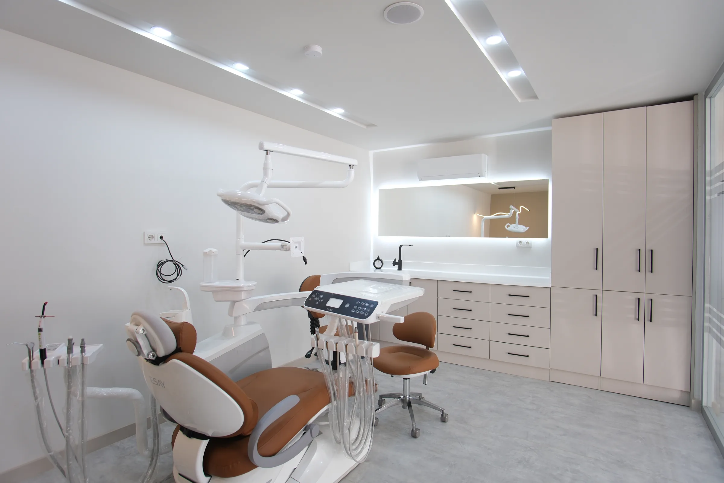 Behandelkamer met tandartsstoel en maatwerk kastenwand