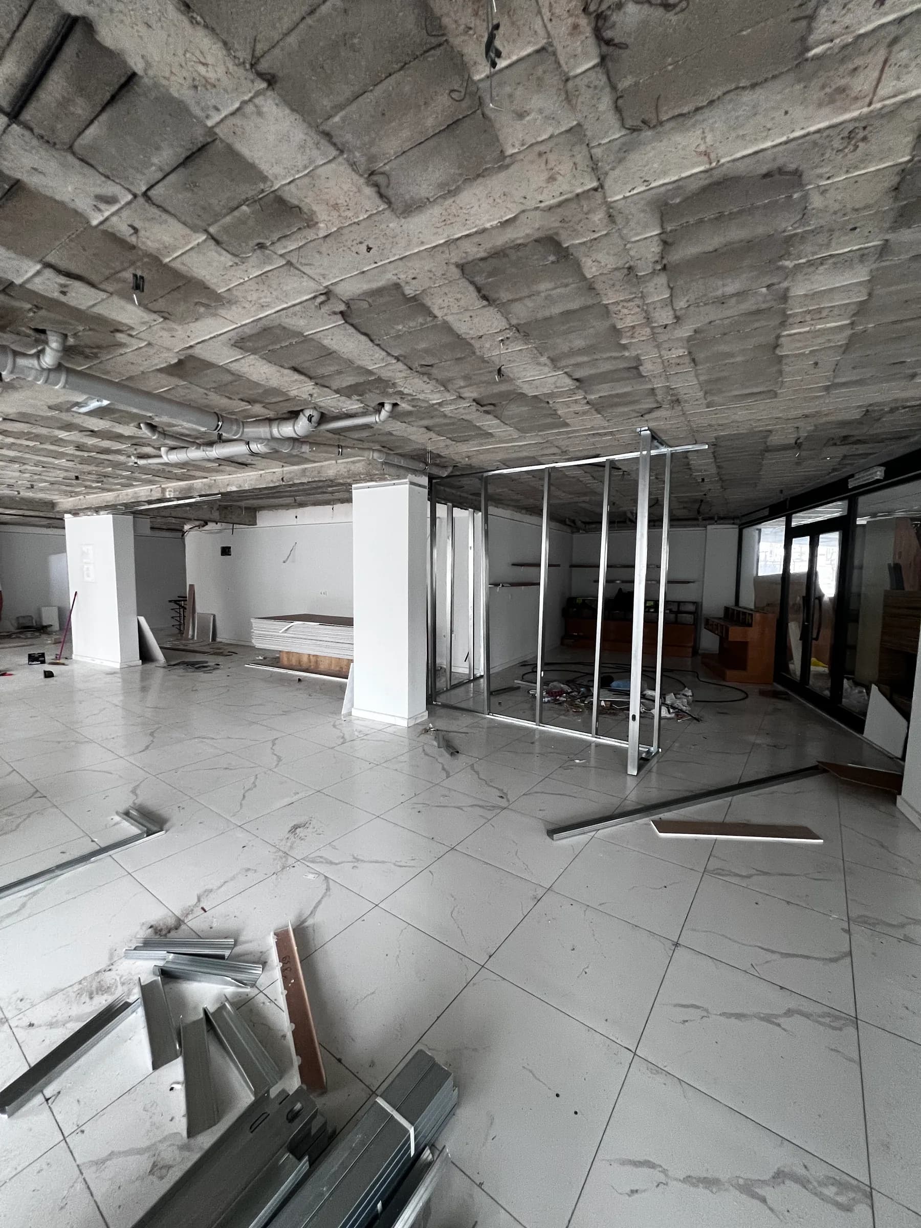 De lege ruimte tijdens de sloop, met blootgelegd plafond