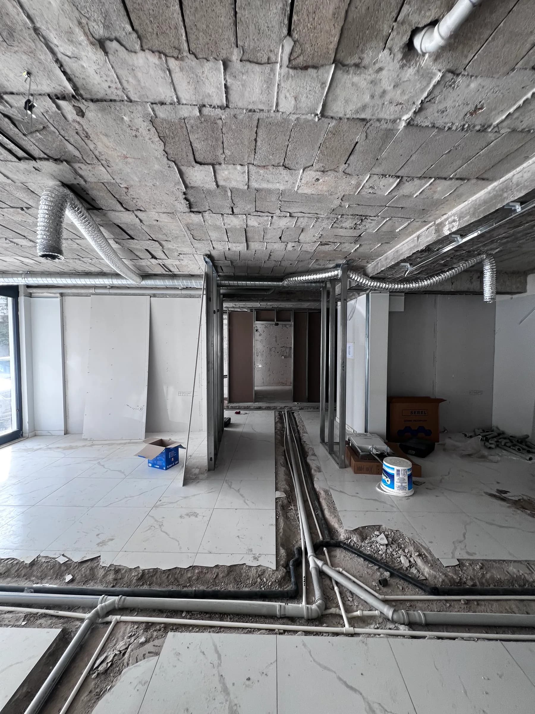 Leidingwerk in de vloer tijdens de installatiefase