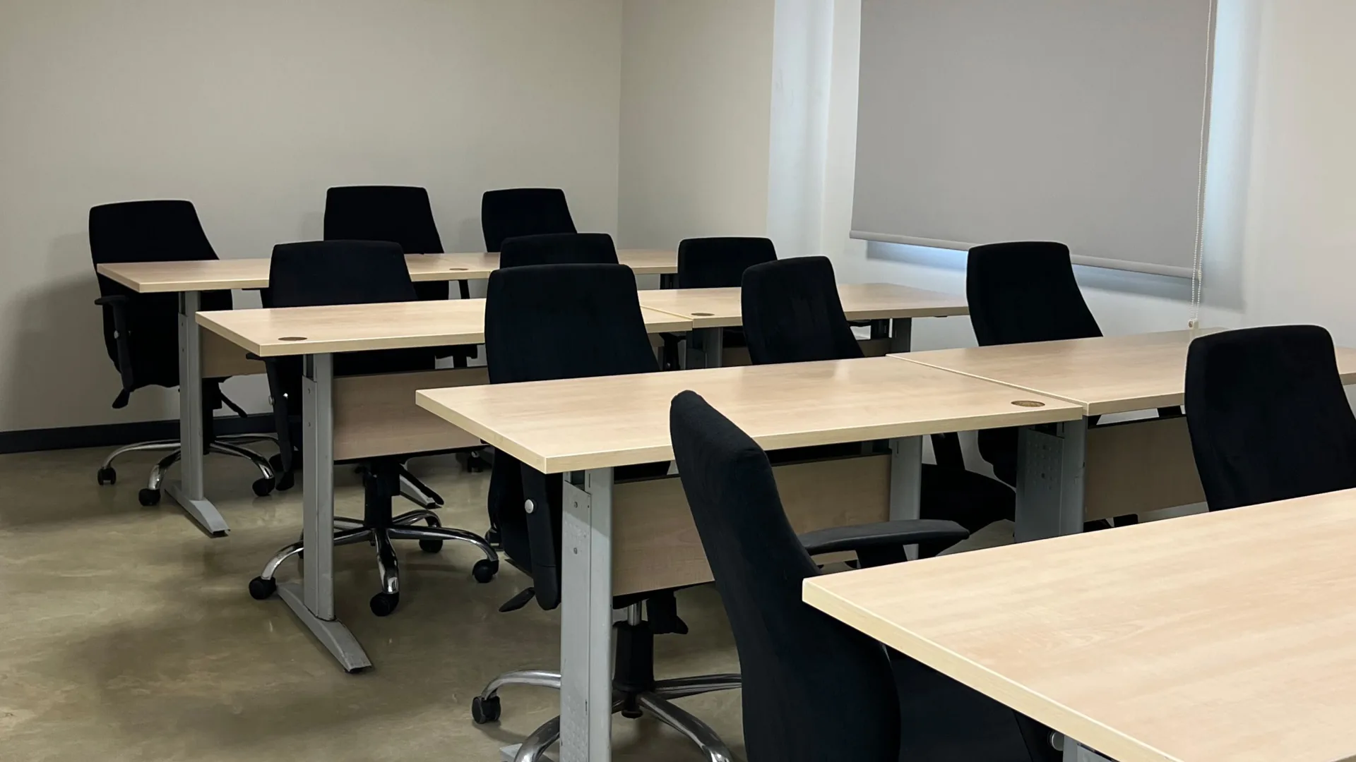 Leslokaal met werktafels en bureaustoelen