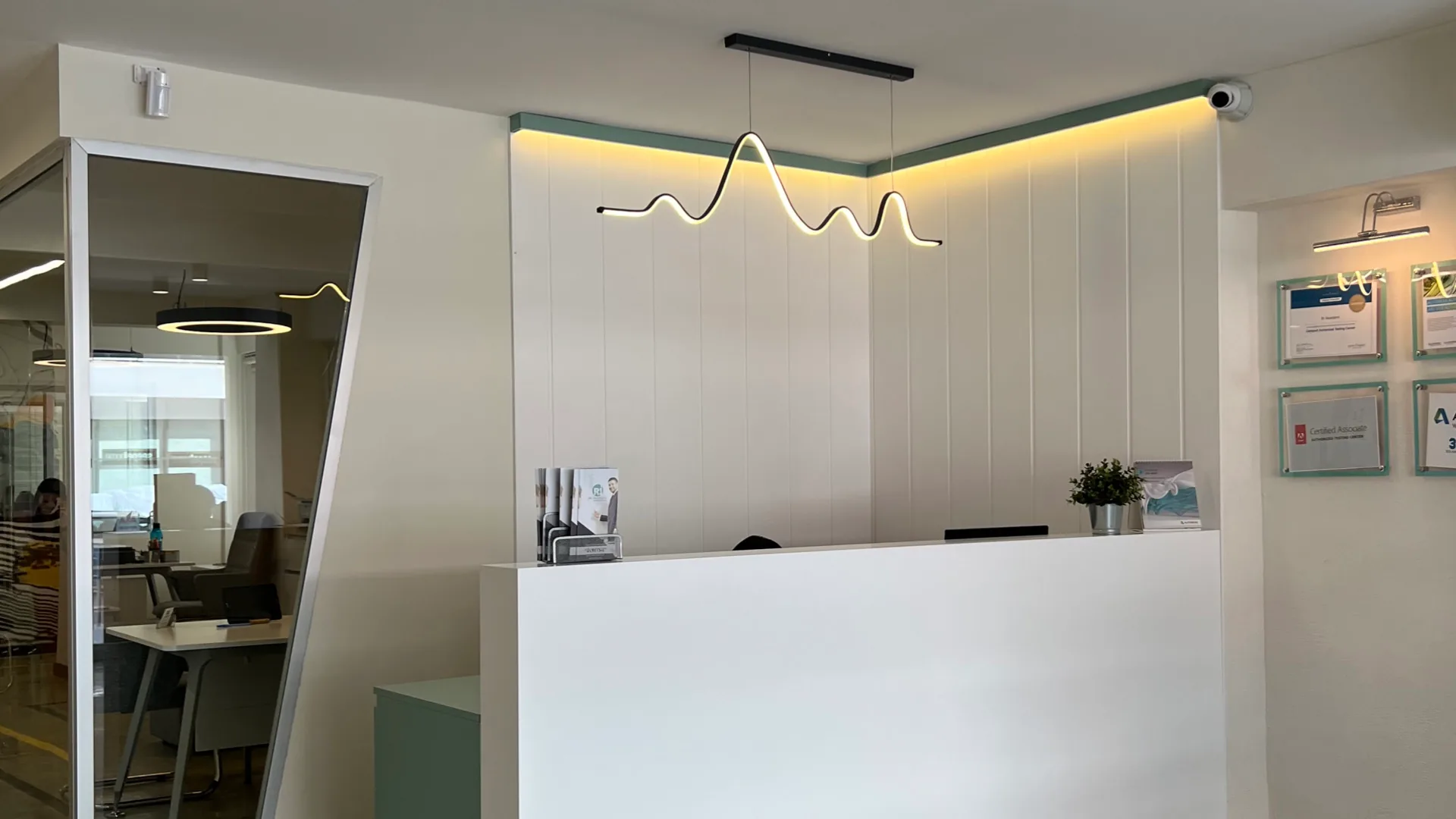 Receptiebalie met lichtlijn in het plafond