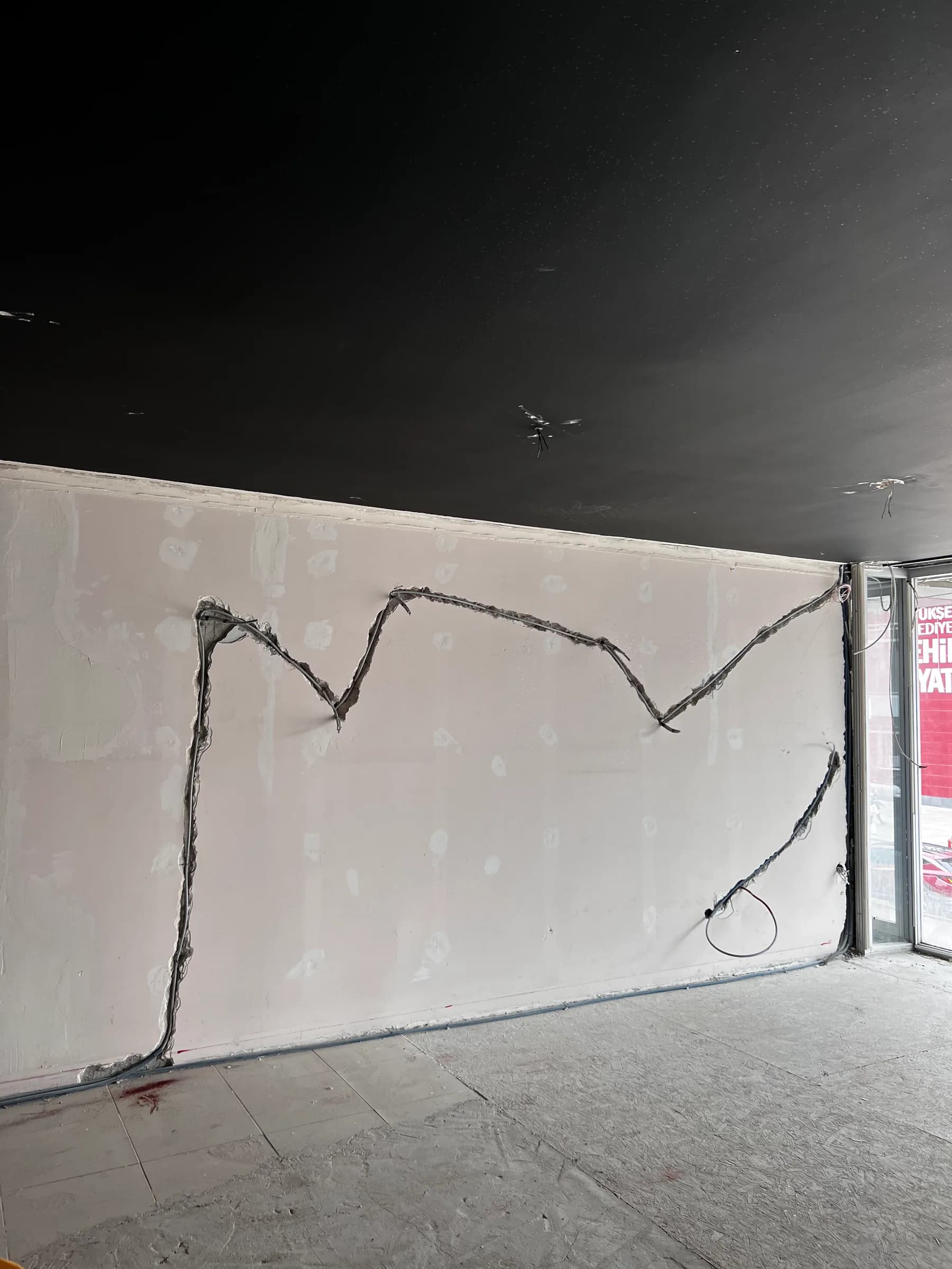 Wand met leidingsleuven tijdens de bouw