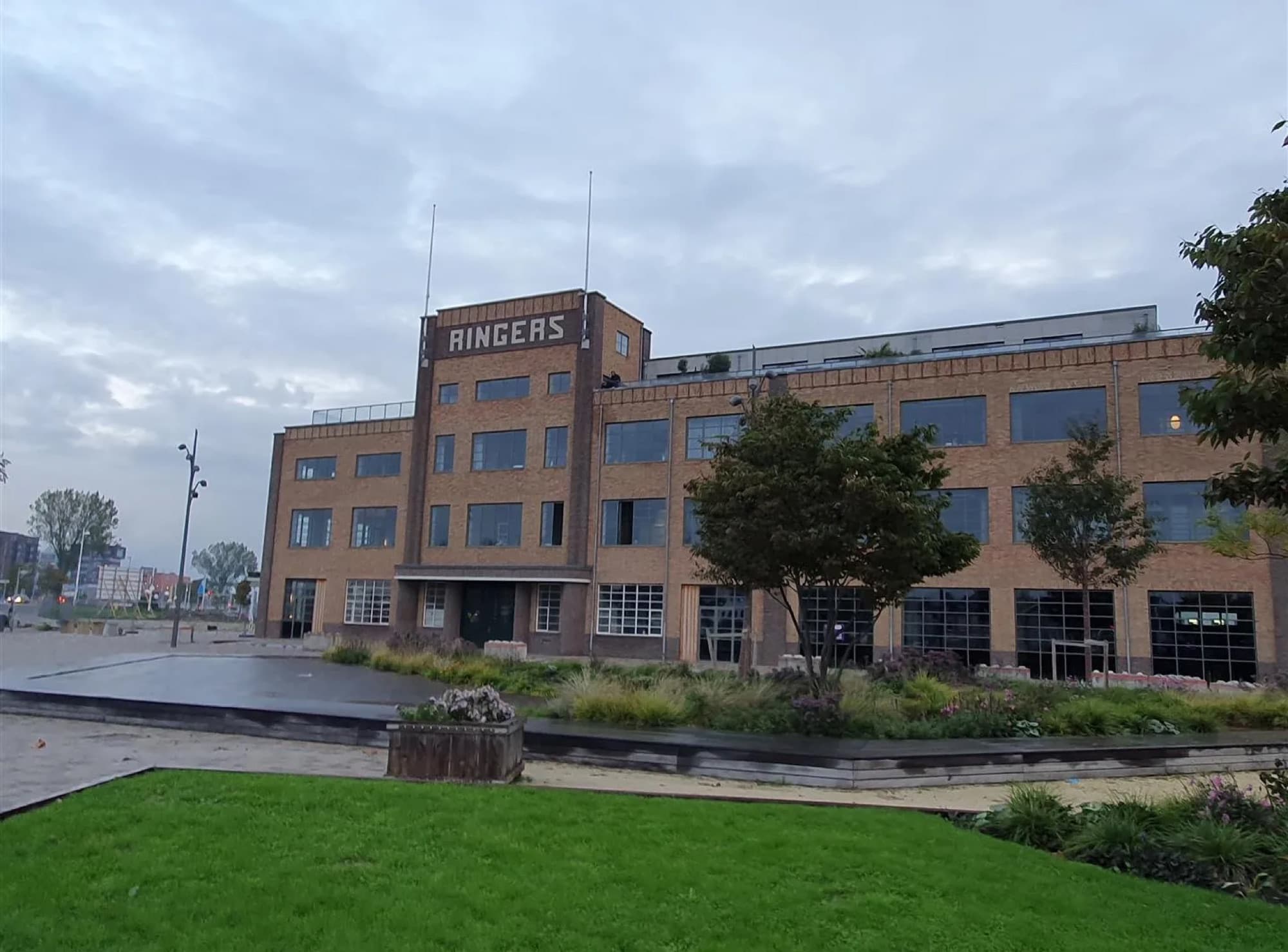 Vooraanzicht van de Ringersfabriek met het herstelde RINGERS-teken
