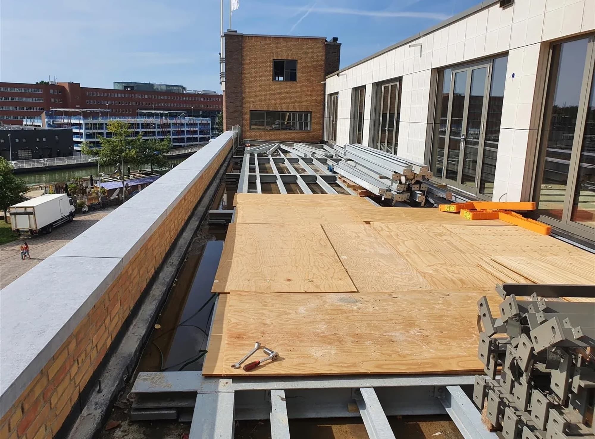 HSB-elementen en constructief timmerwerk op de bouwplaats van de Ringersfabriek in Alkmaar