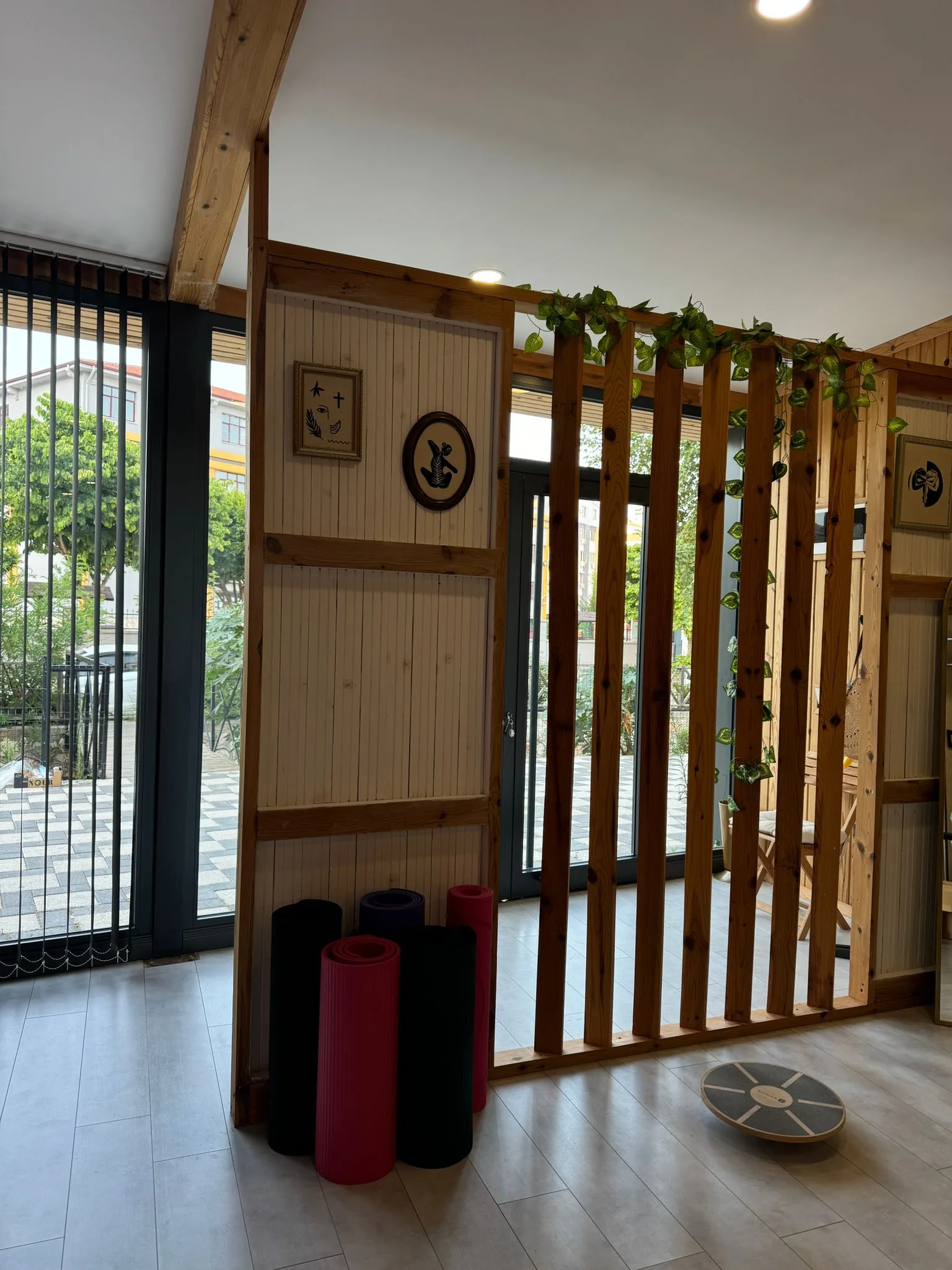 Entreezone met houten lamellenwand en oefenmaterialen