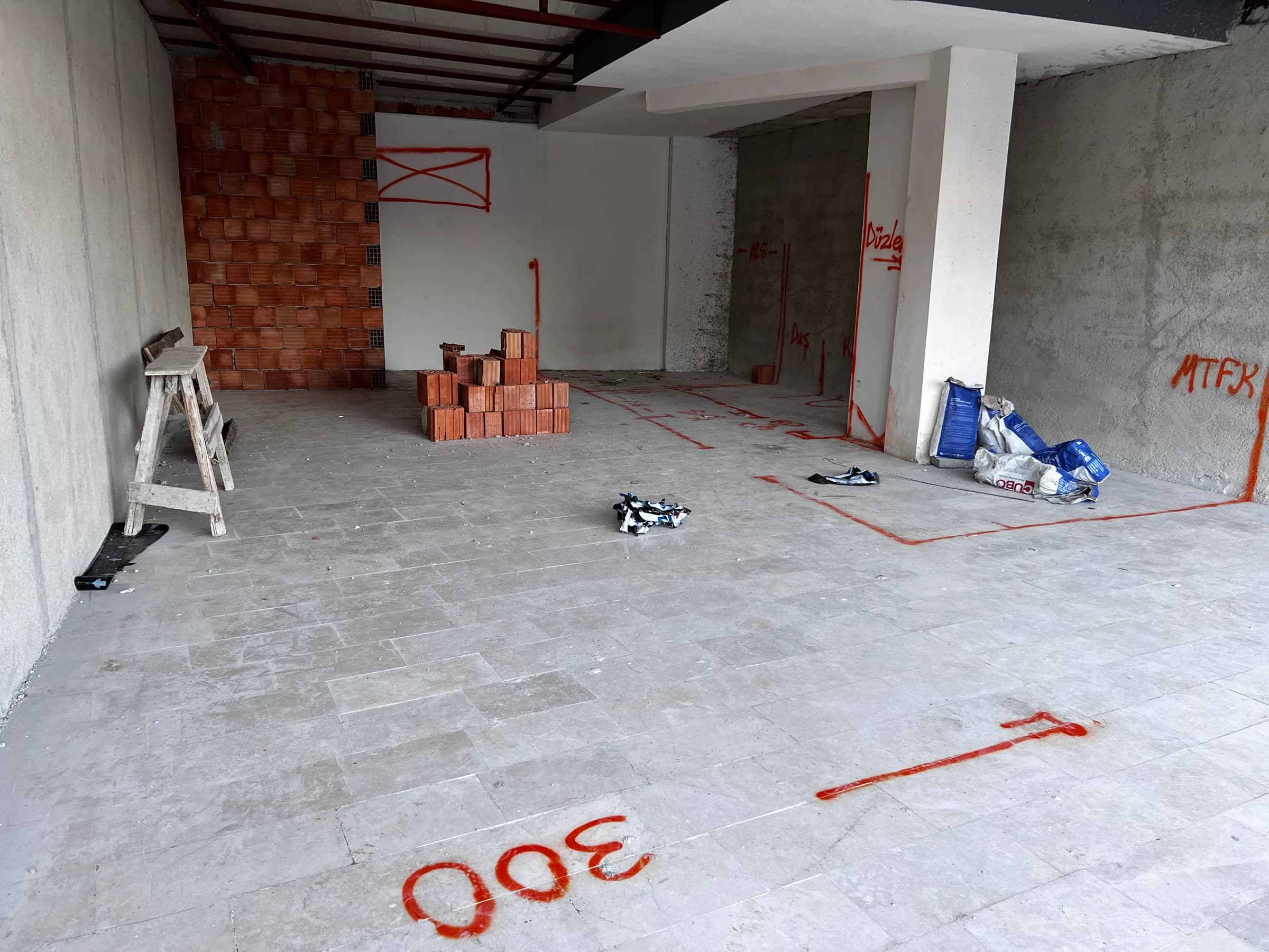 Indeling uitgezet op de vloer tijdens de bouw