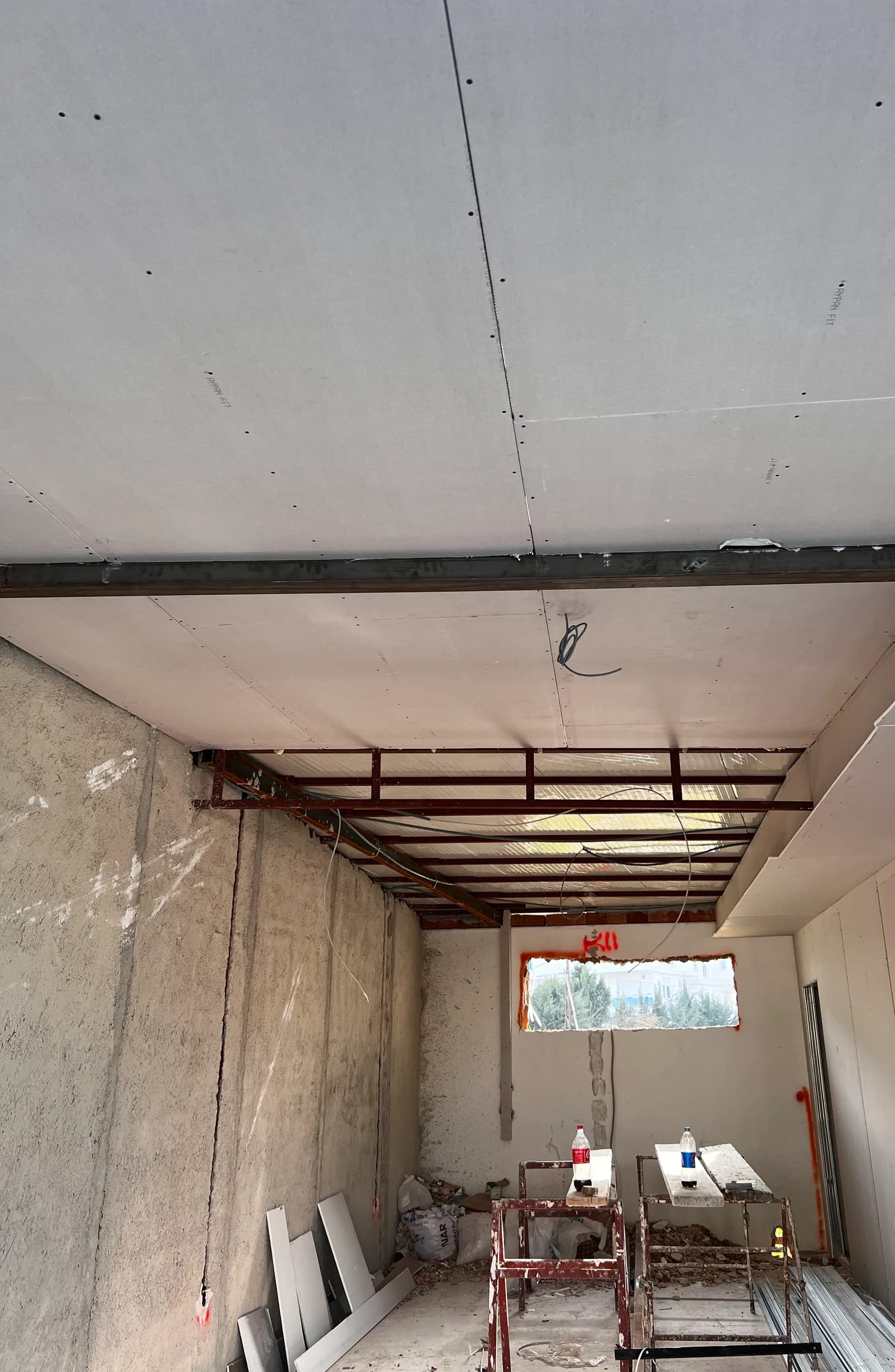 Plafondplaten gemonteerd, wanden nog in ruwbouw