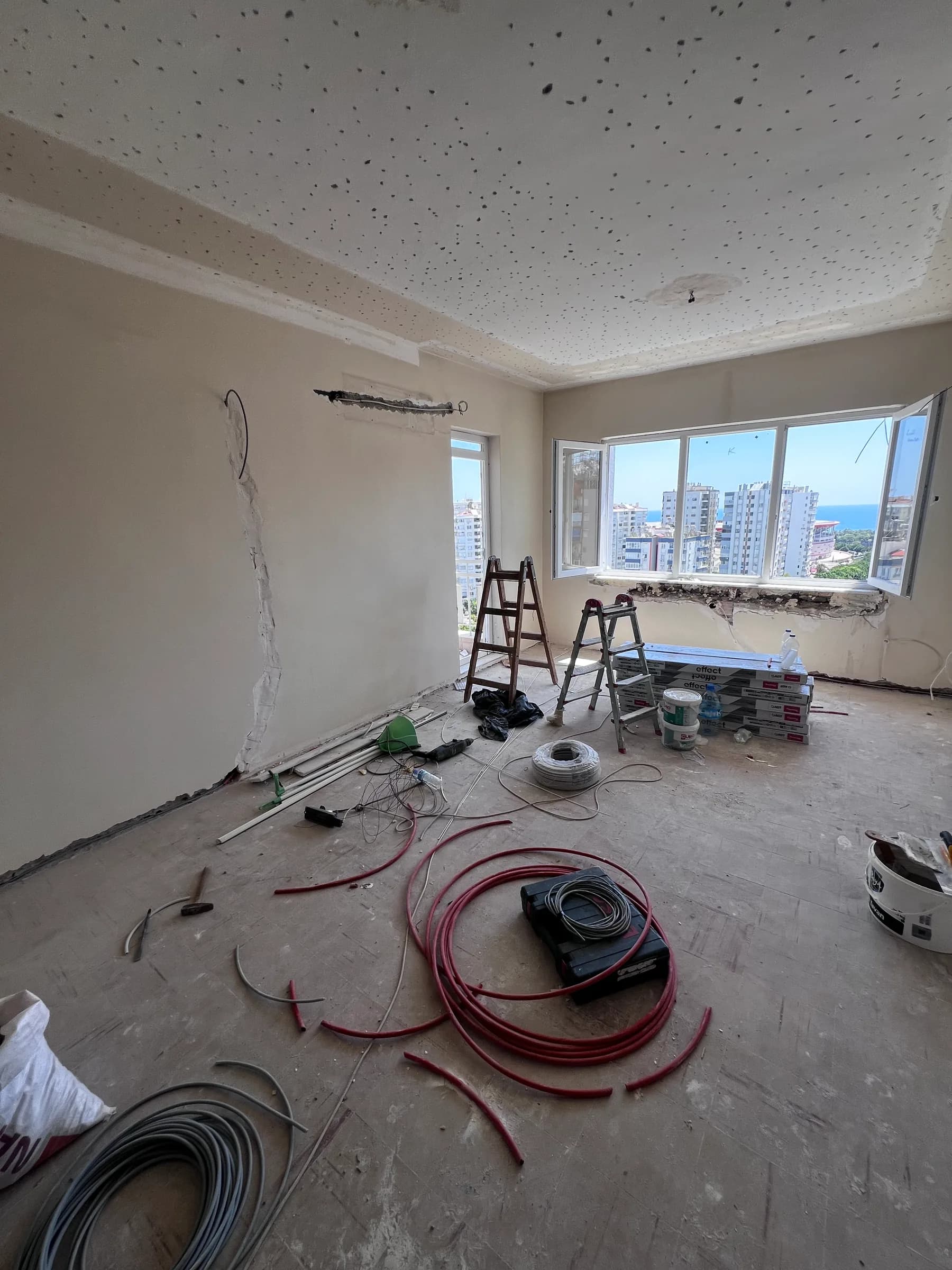 De kamer tijdens de renovatie, met nieuwe bekabeling