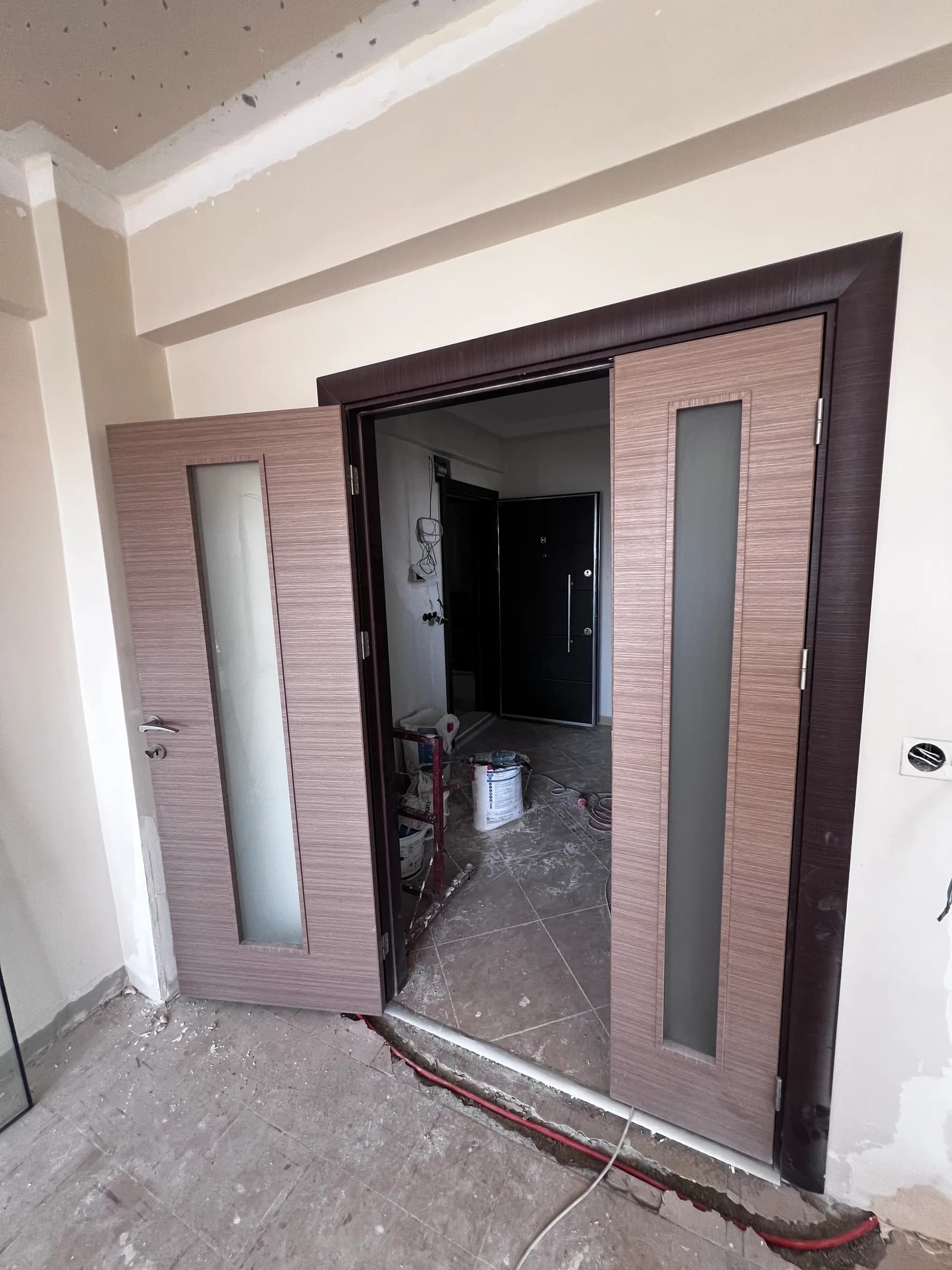 Oude deuren tijdens de renovatie