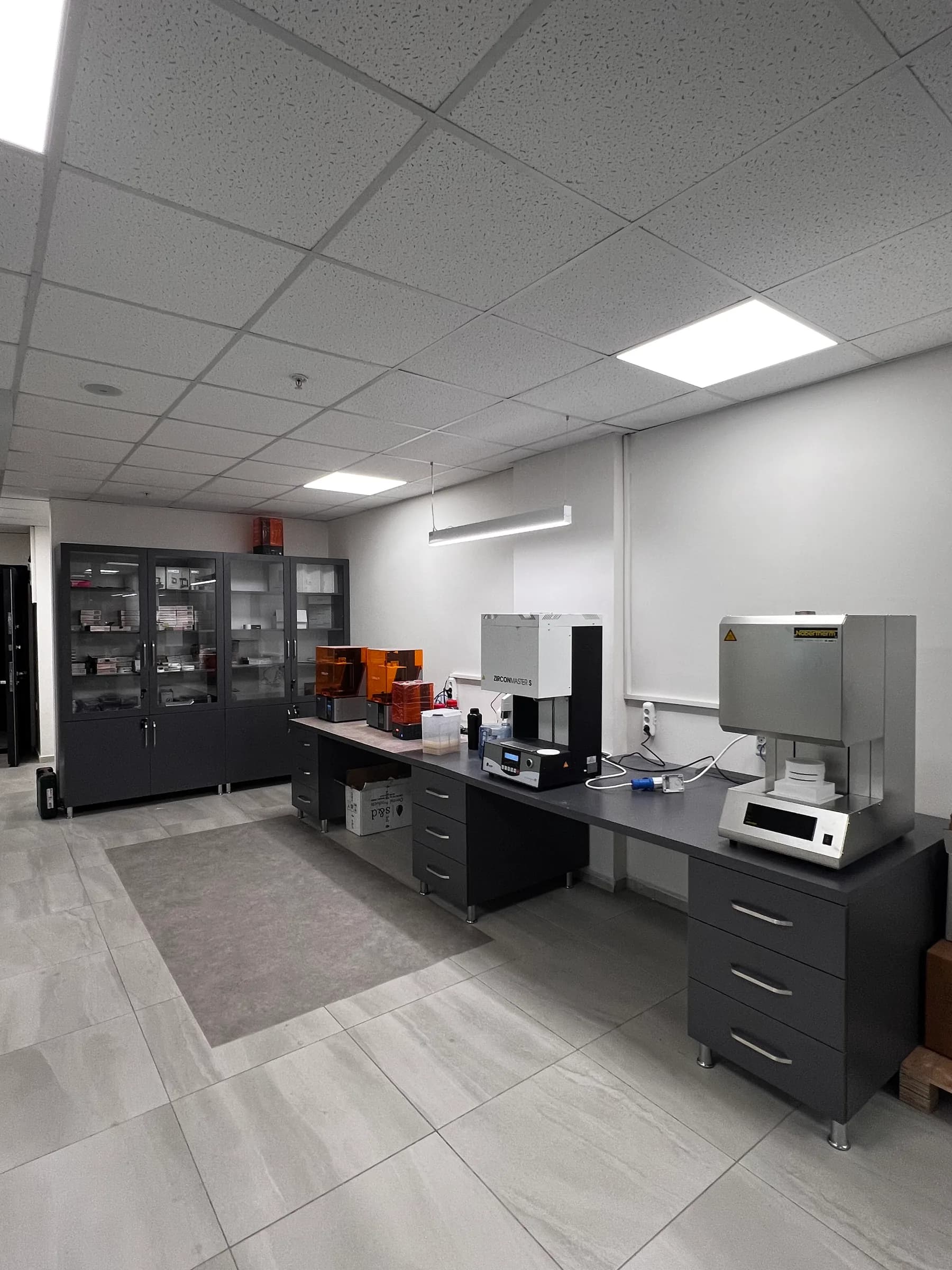 Het gerealiseerde laboratorium met werkbanken